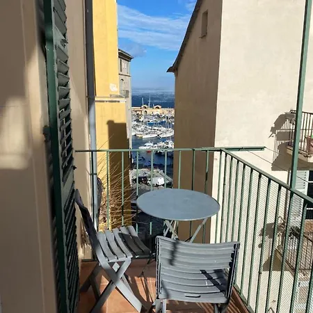 Climatise,idealement Situe 100m Du Vieux Port. *