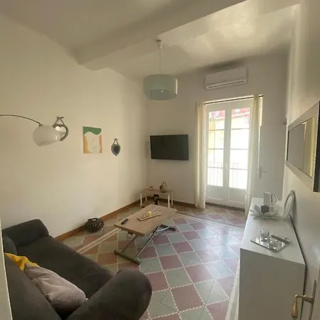 Climatise,idealement Situe 100m Du Vieux Port. Apartment