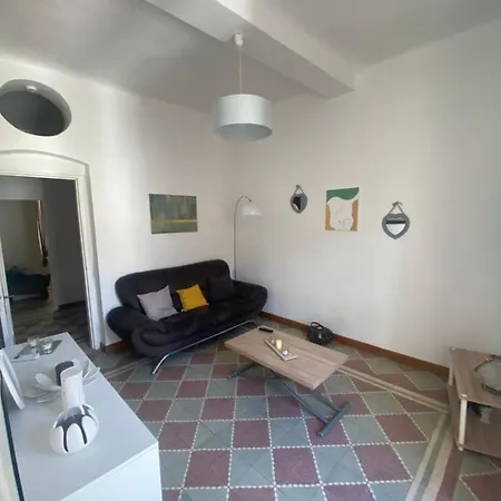 Climatisé,idealement Situe 100m Du Vieux Port. Appartement *