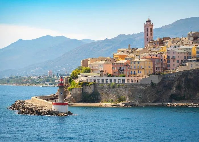 Climatise,idealement Situe 100m Du Vieux Port. Appartement *