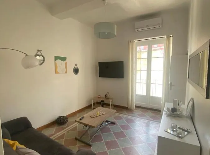 Climatise,idealement Situe 100m Du Vieux Port. Apartment