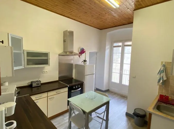 Climatise,idealement Situe 100m Du Vieux Port. *