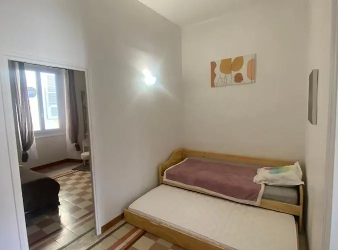 Climatise,idealement Situe 100m Du Vieux Port. *