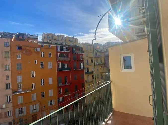Climatisé,idealement Situe 100m Du Vieux Port. Appartement *